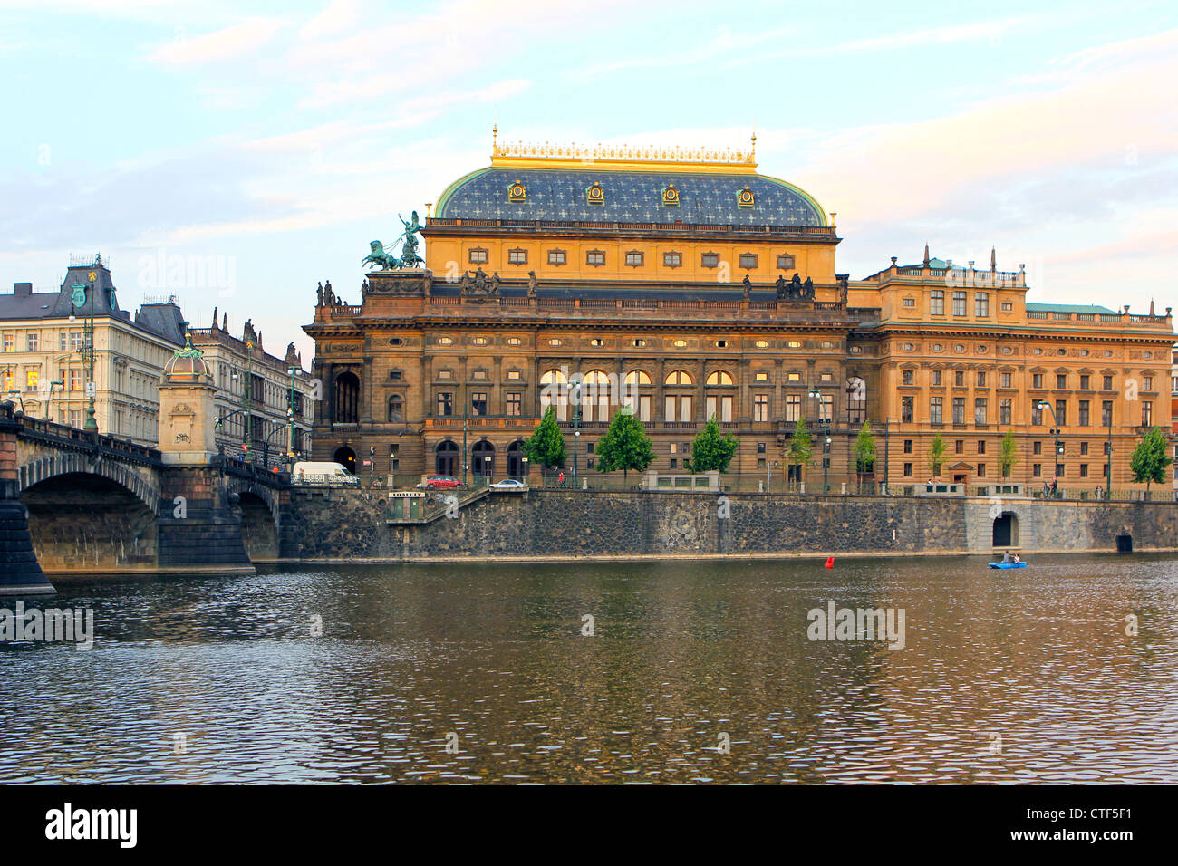 Tschechien, Prag, Nationaltheater auf der Moldau Stockfoto