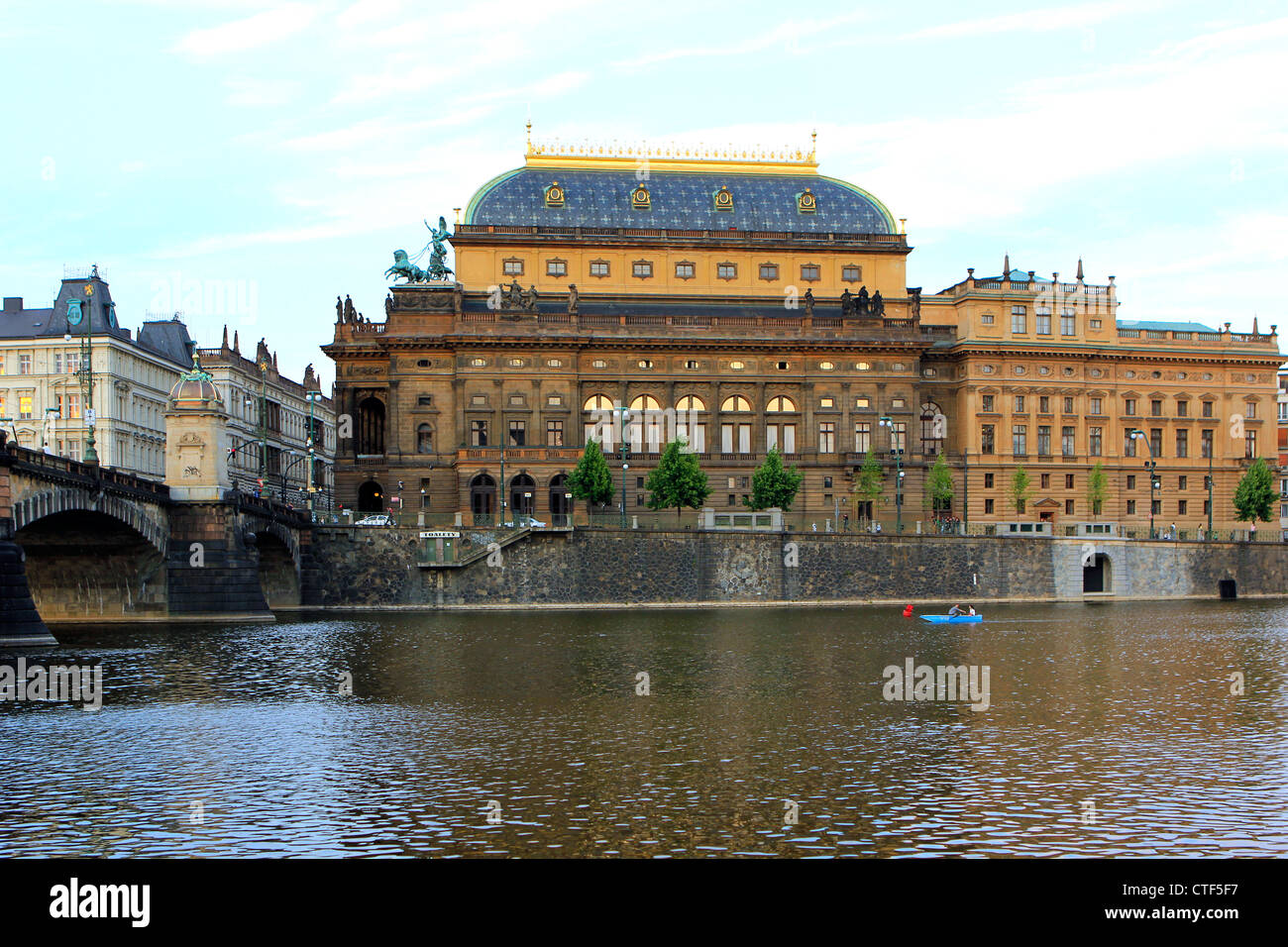 Tschechien, Prag, Nationaltheater auf der Moldau Stockfoto