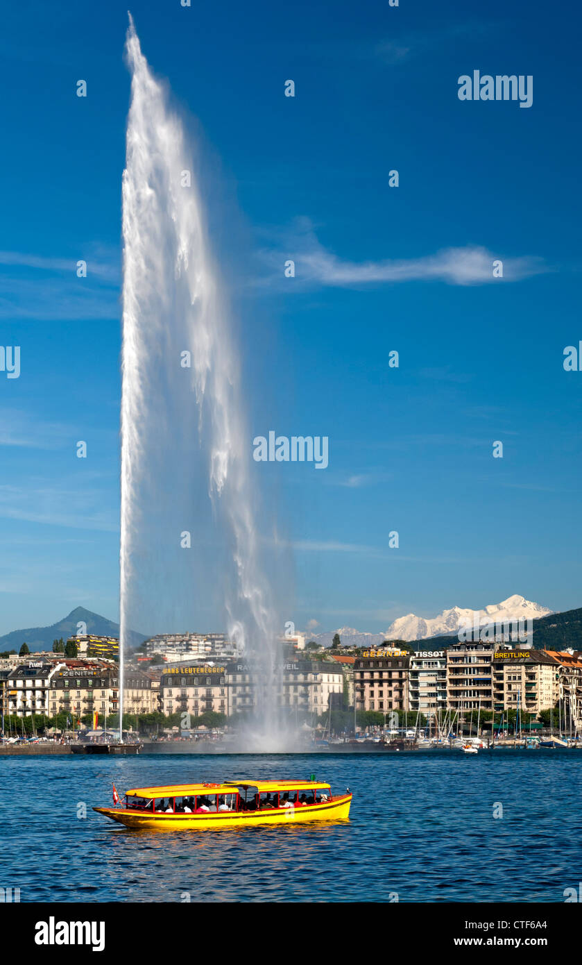 Fähre auf dem Genfersee, Fontäne Jet d ' Eau und dem Mont Blanc hinter, Genf, Schweiz Stockfoto