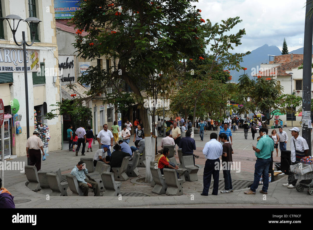 Kolumbianer treffen sich auf der Plaza Mayor, dem Hauptplatz in der Stadt Fusagasuga, Kolumbien. Stockfoto