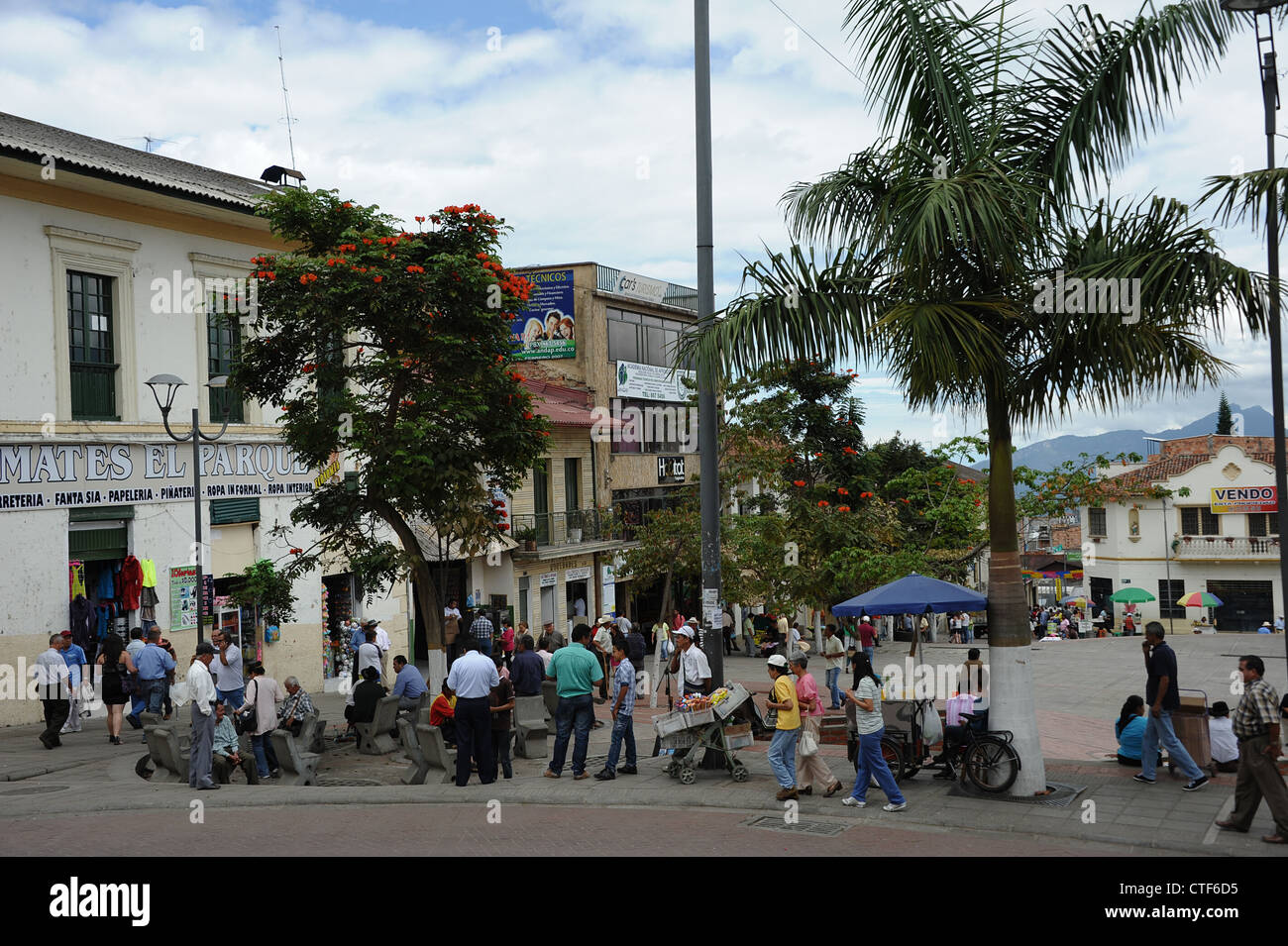 Kolumbianer treffen sich auf der Plaza Mayor, großen quadratischen Stadt von Fusagasuga, Kolumbien. Stockfoto