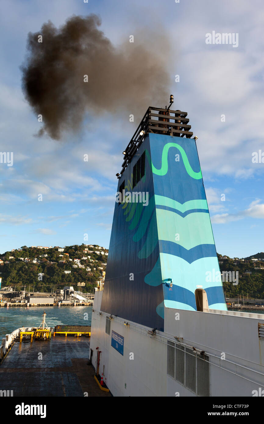 Neuseeland-Inter-Island ferry emittierende Rauch bei der Einschiffung 2 Stockfoto