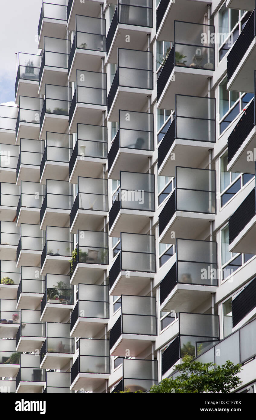 Geometrische Muster, gebildet von den Balkonen der Apartments im zentralen Rotterdam, Niederlande Stockfoto