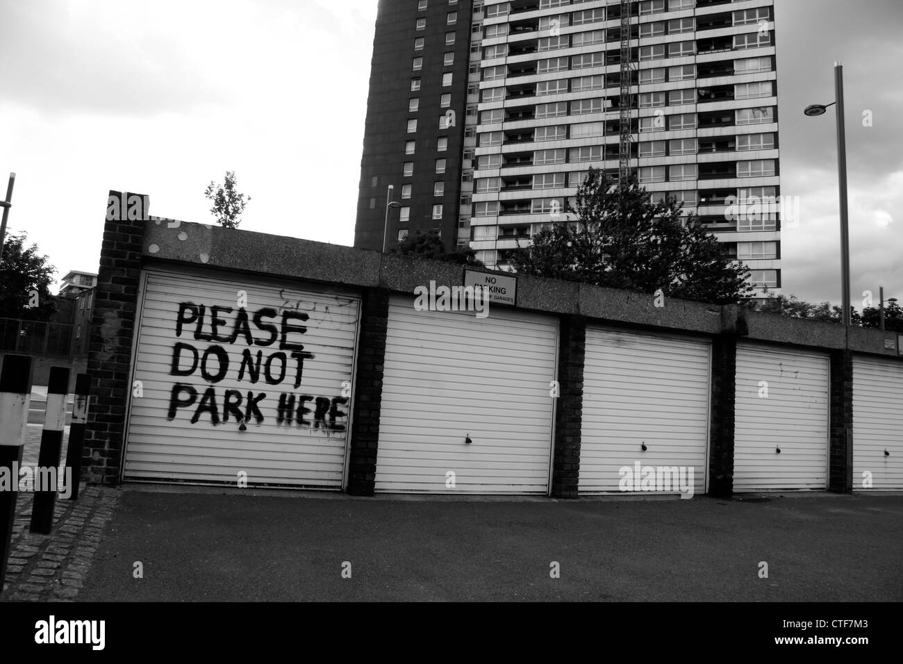Kein Parkplatz-Zeichen auf einem Garagentor in Stratford, London Stockfoto