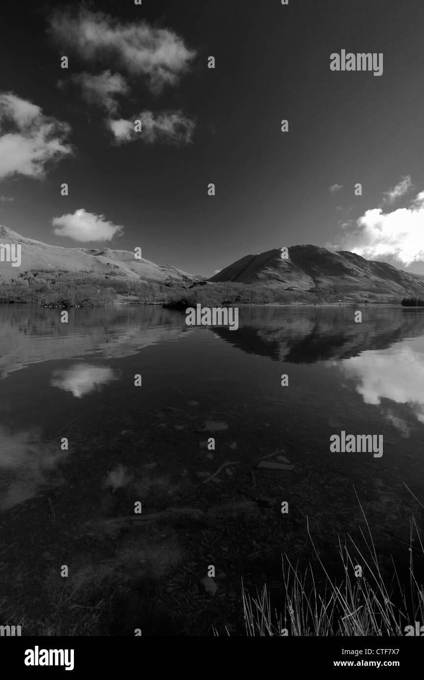 Schwarz / weiß Bild der Whiteless Hecht fiel im Crummock Wasser, Nationalpark Lake District, Cumbria County, England Stockfoto