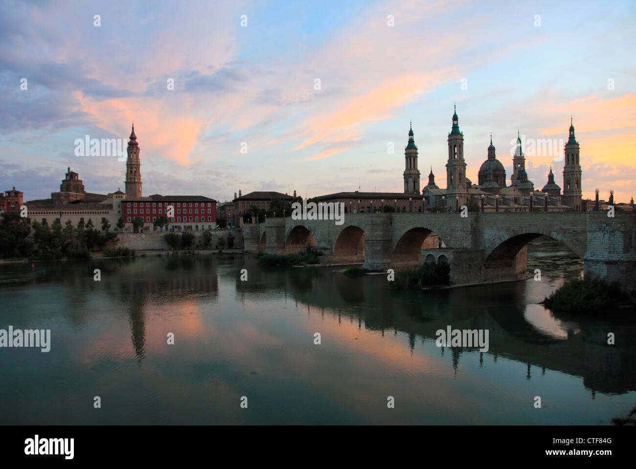 Spanien, Aragon, Zaragoza, Basilica de Nuestra Senora del Pilar; Ebro-Fluss; Stockfoto