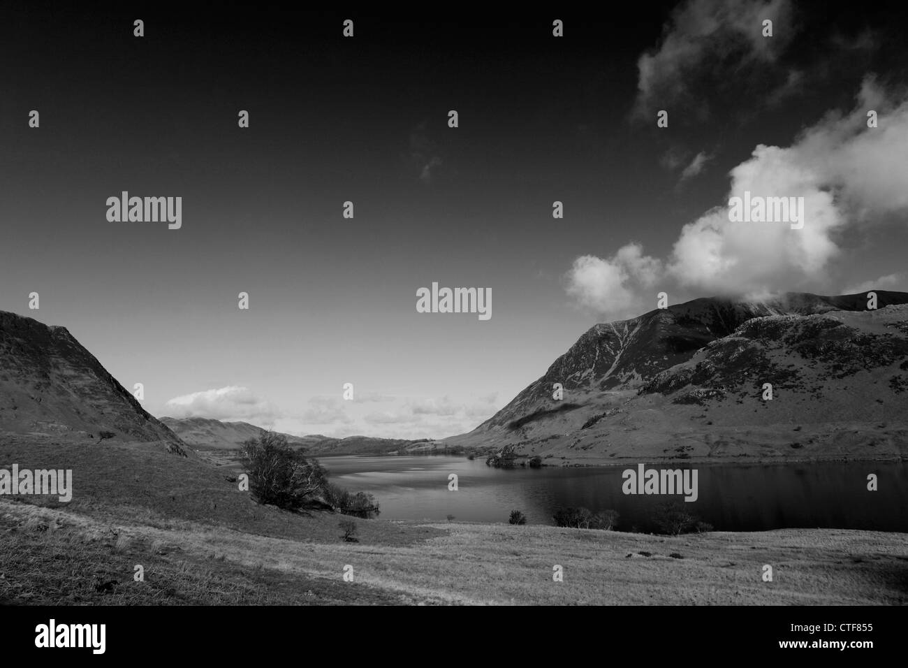 Schwarz / weiß Bild Grasmoor fiel, spiegelt sich in Crummock Wasser, Nationalpark Lake District, Cumbria County, England, UK Stockfoto