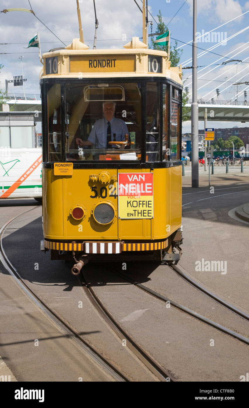 Gelbe Zahl 10 historische Straßenbahn Rotterdam Stockfoto