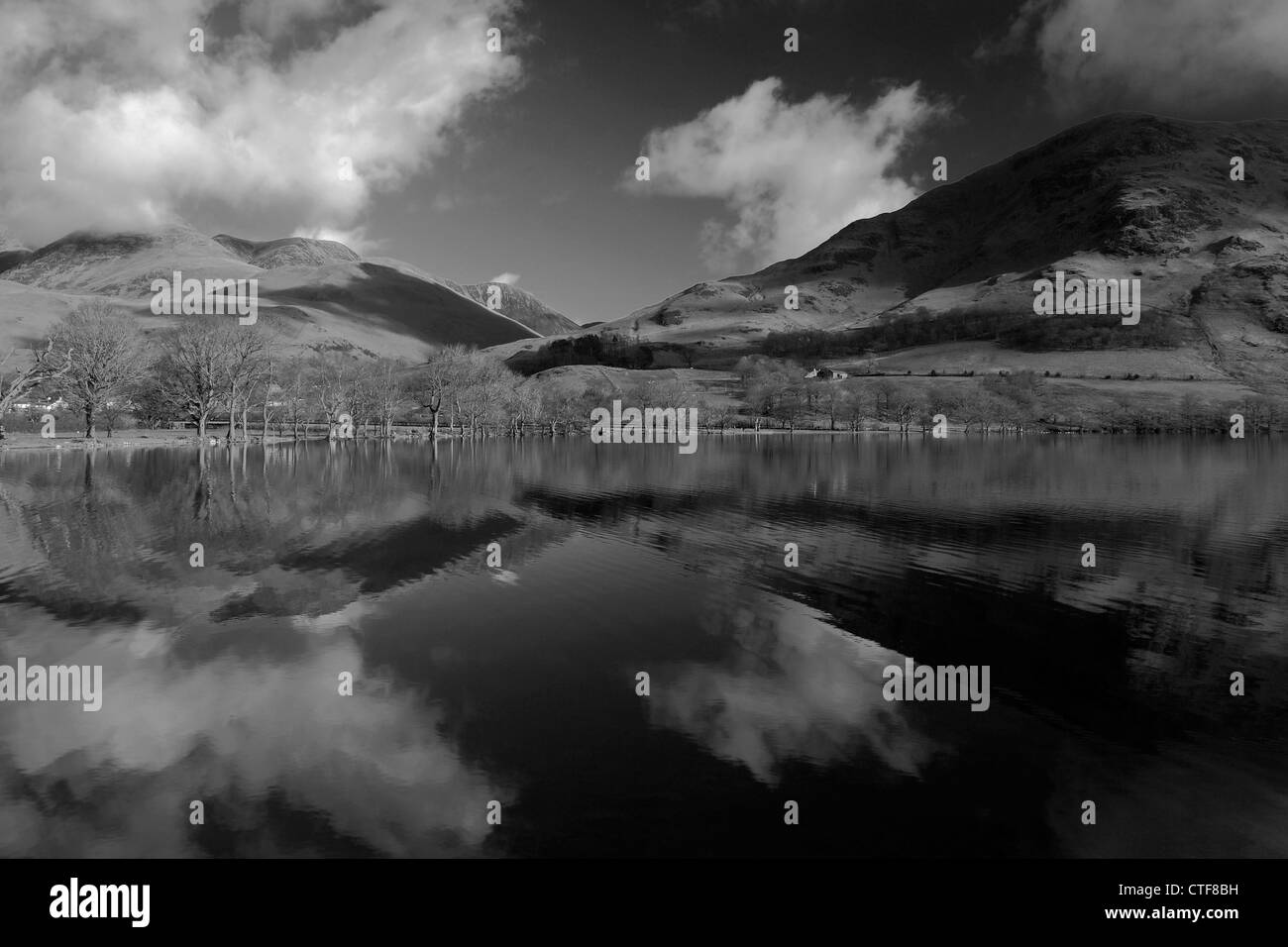 Schwarz / weiß Bild der Whiteless Hecht fiel im Crummock Wasser, Nationalpark Lake District, Cumbria County, England Stockfoto