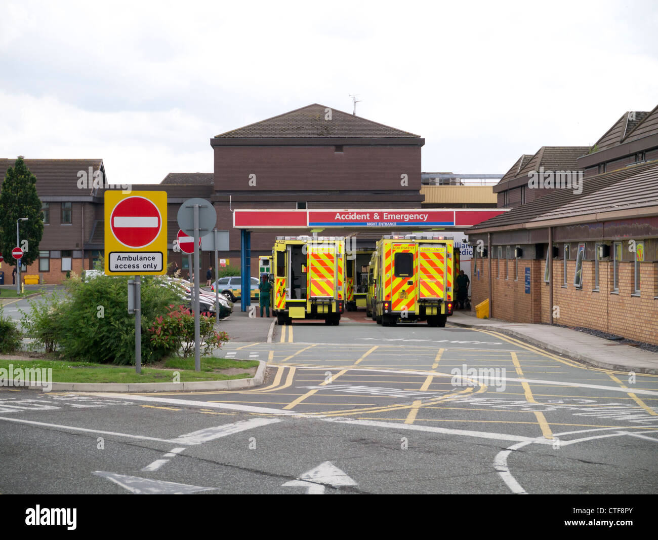 Krankenwagen geparkt an der A&E Fakultät der Gräfin von Chester Hospital Stockfoto