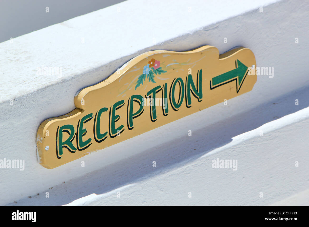 Bunte Hotel Rezeption Schild mit Pfeil. Stockfoto
