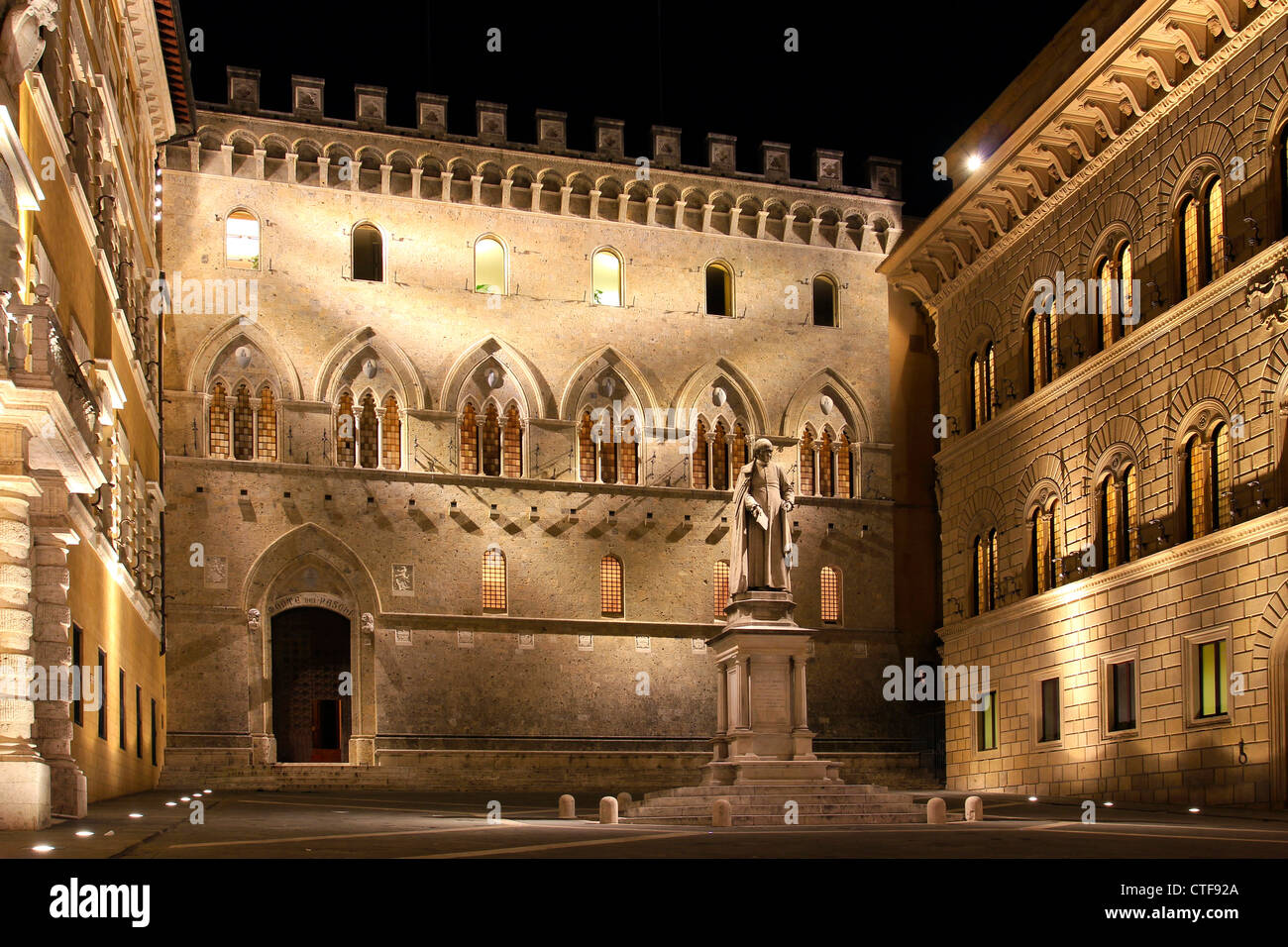Italien Toskana Siena Palazzo Salimbeni Banca Monte Dei Paschi Di Siena Die Alteste Bank Der Welt Stockfotografie Alamy