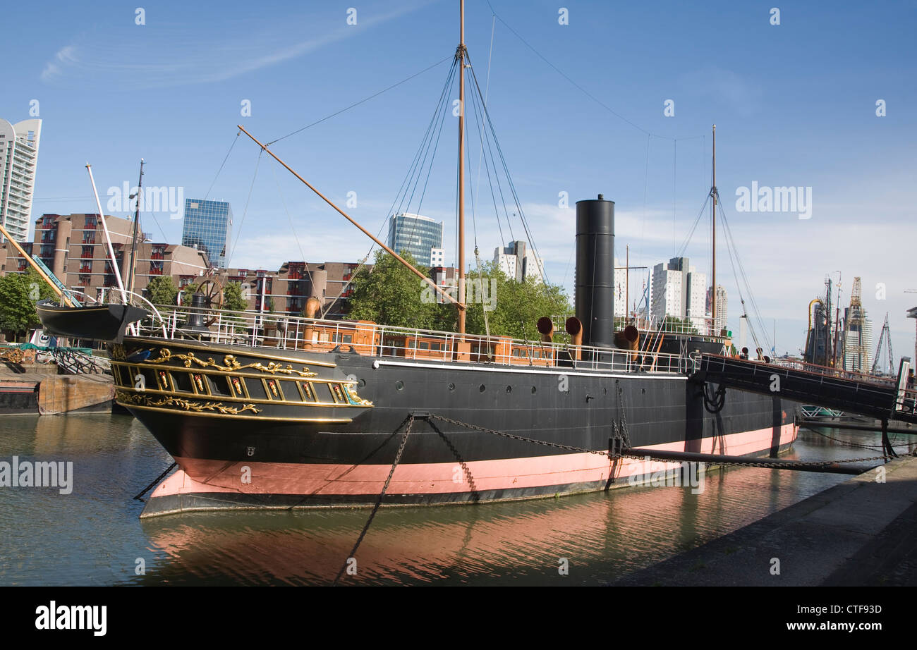 Historische Boote und Schiffe in den Hafen Museum, Wassertaxi, Rotterdam, Niederlande Stockfoto