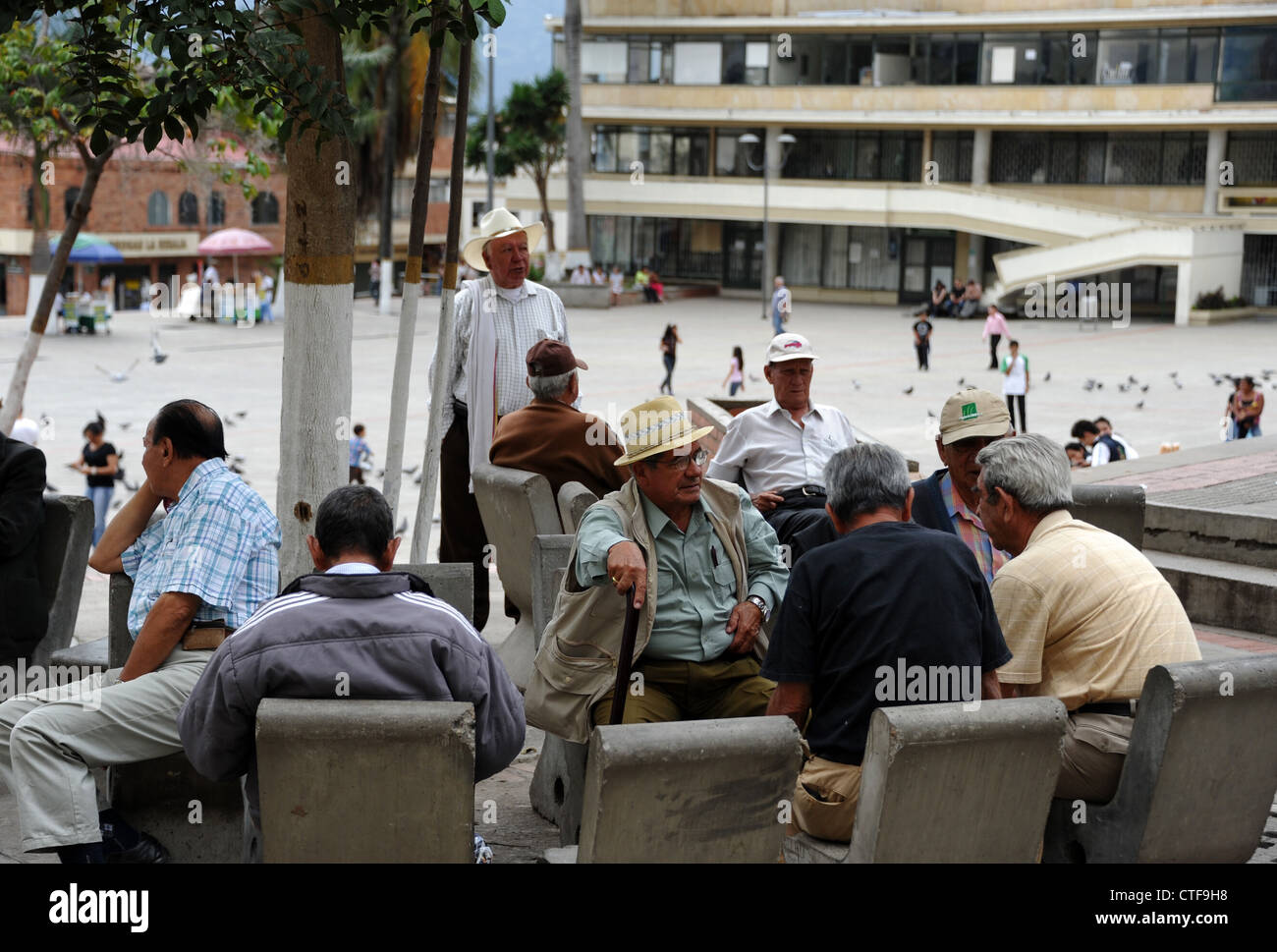 Pensionierte kolumbianische Männer treffen sich in der Plaza Mayor in der Stadt Fusagasuga, Kolumbien. Stockfoto