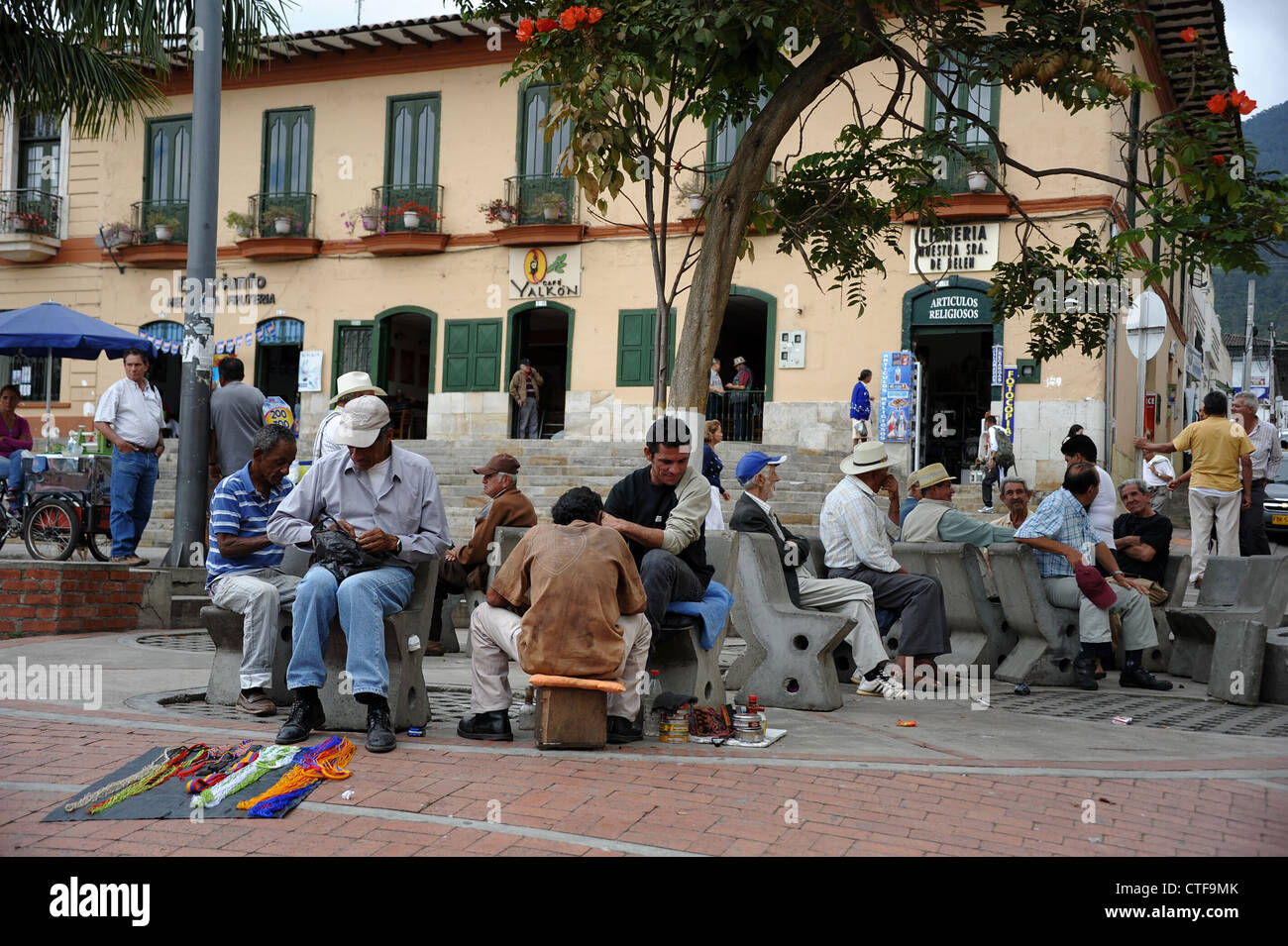 Schuhputz-junge bei der Arbeit in Fusagasuga, Kolumbien. Stockfoto