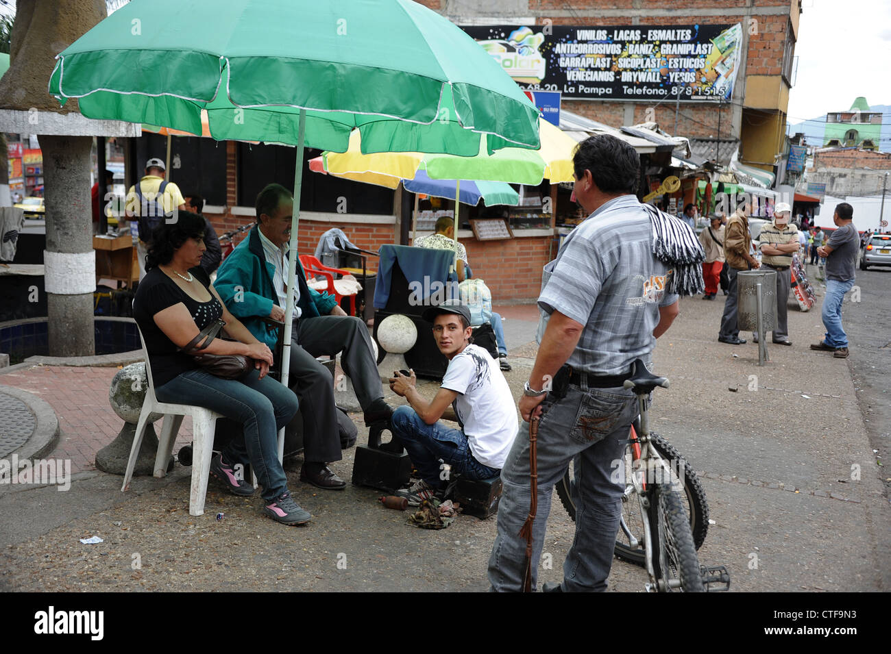 Schuhputz-junge bei der Arbeit in Fusagasuga, Kolumbien. Stockfoto