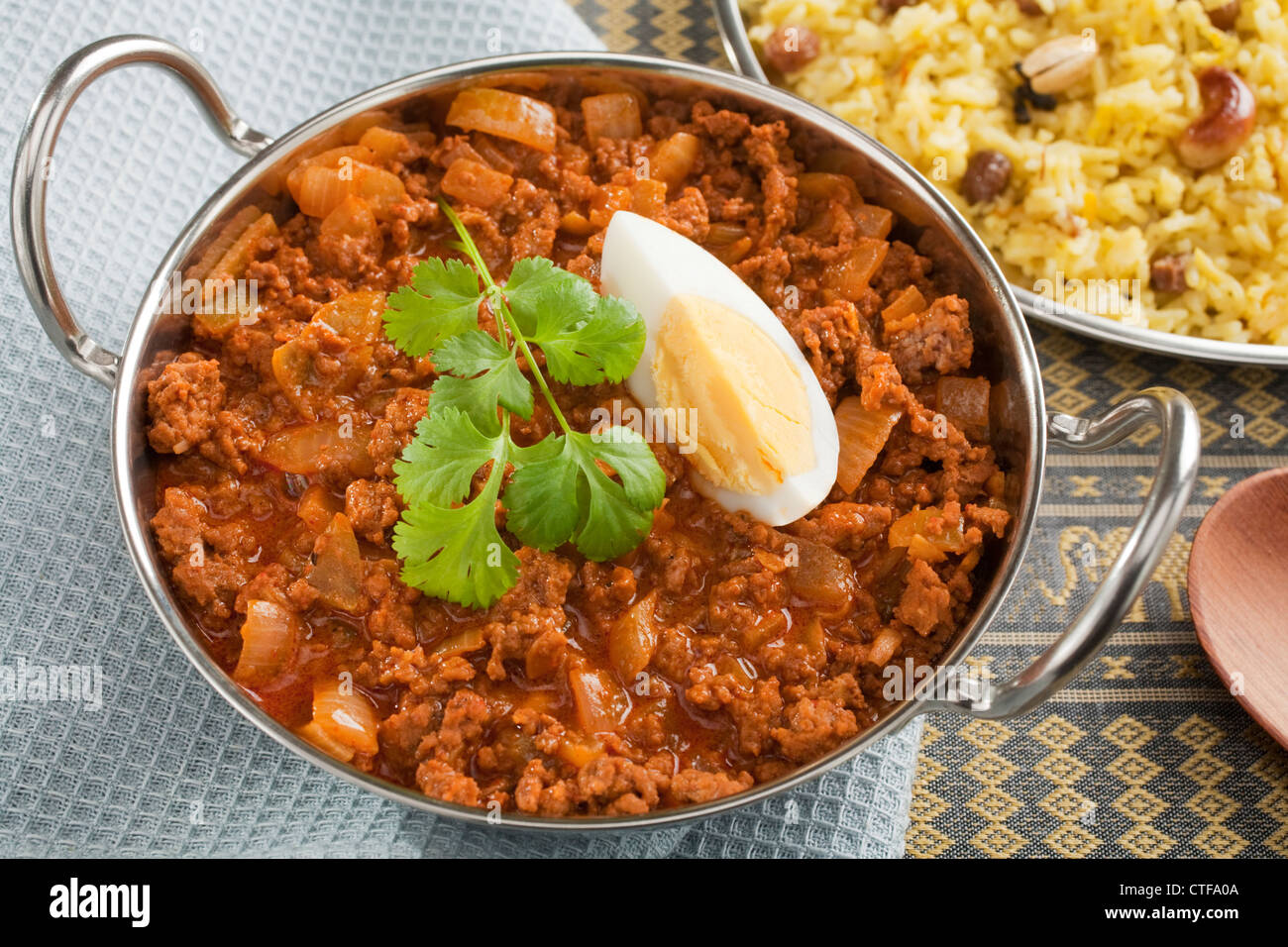 Herzhafte indisches Curry, Beef Keema mit hart gekochtes Ei, garniert mit Koriander, serviert in einer Schale Karahi oder balti Stockfoto