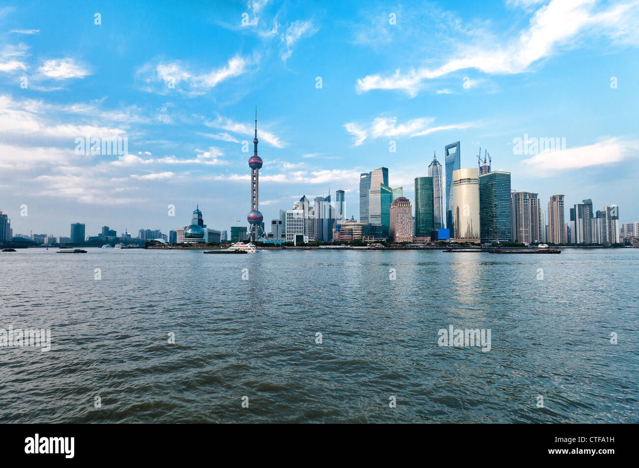 Shanghai-Wolkenkratzer in der Nähe von Wasser in der Nacht mit Spiegel Stockfoto