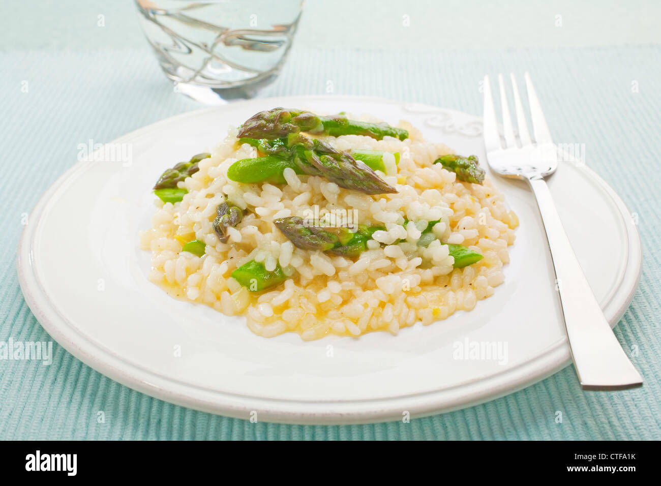Spargel-Risotto auf einem weißen Teller. Eine einfache Mahlzeit. Stockfoto