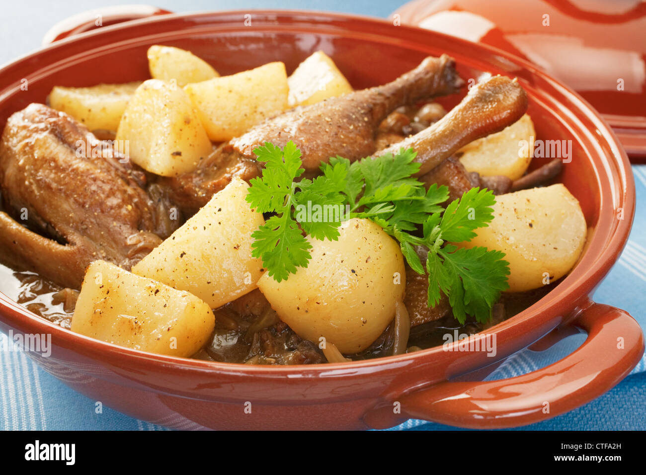 Ein französisches Gericht wird Ente Eintopf mit Rüben mit Rotwein, Zwiebeln und Kräutern gekocht. Stockfoto