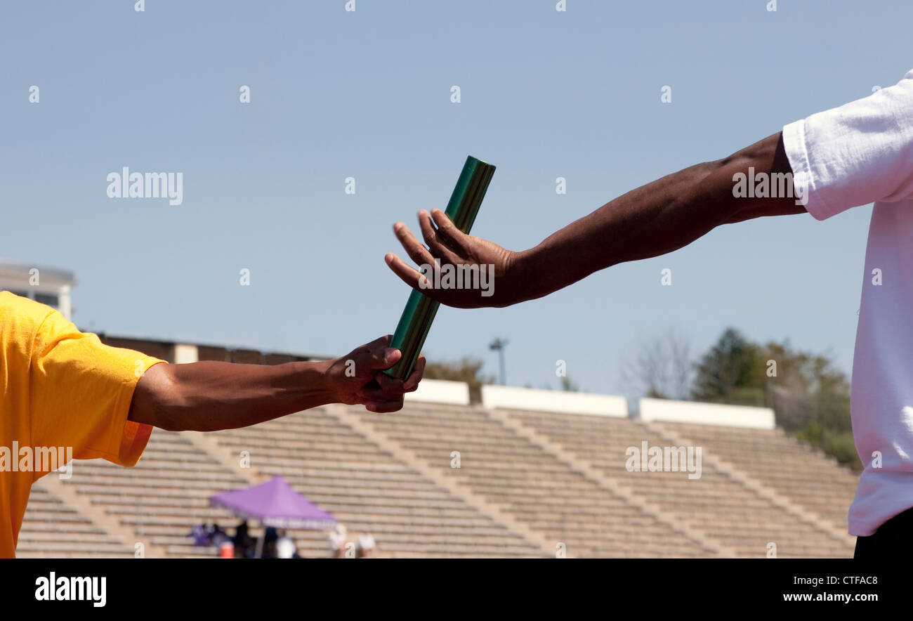 Verfolgen zwei Athleten Baton Austausch üben Stockfoto