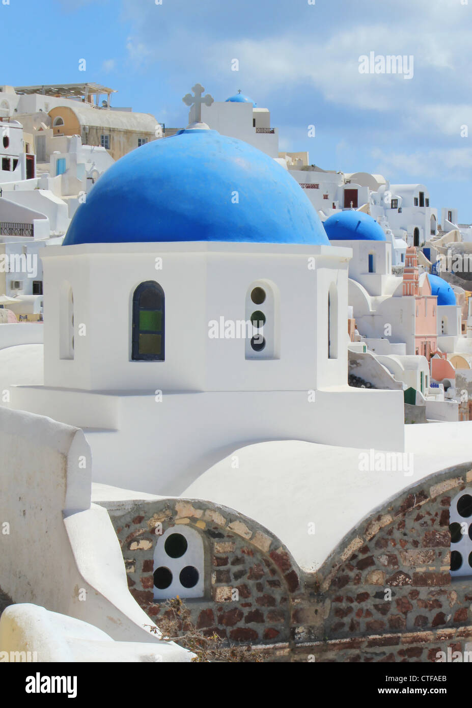 Berühmten blauen Kuppeln der orthodoxen Kirchen in der Caldera-Hintergrund auf Santorin, Griechenland. Stockfoto