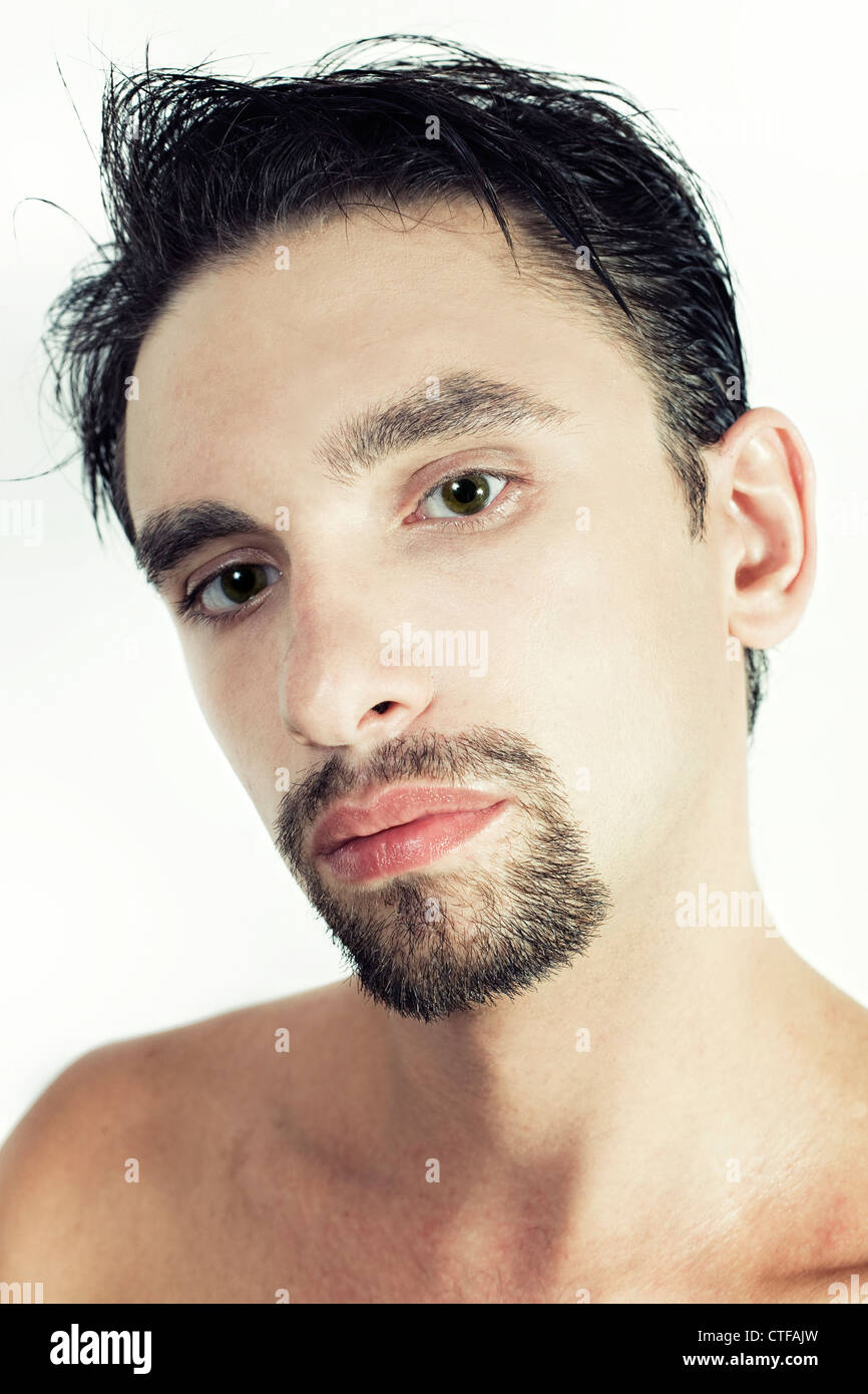 Porträt eines jungen Mannes der Brünette mit einem stylischen Haarschnitt Stockfoto