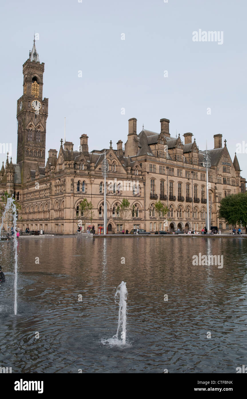 Bradford-Rathaus und Spiegel-Pool-Brunnen Stockfoto
