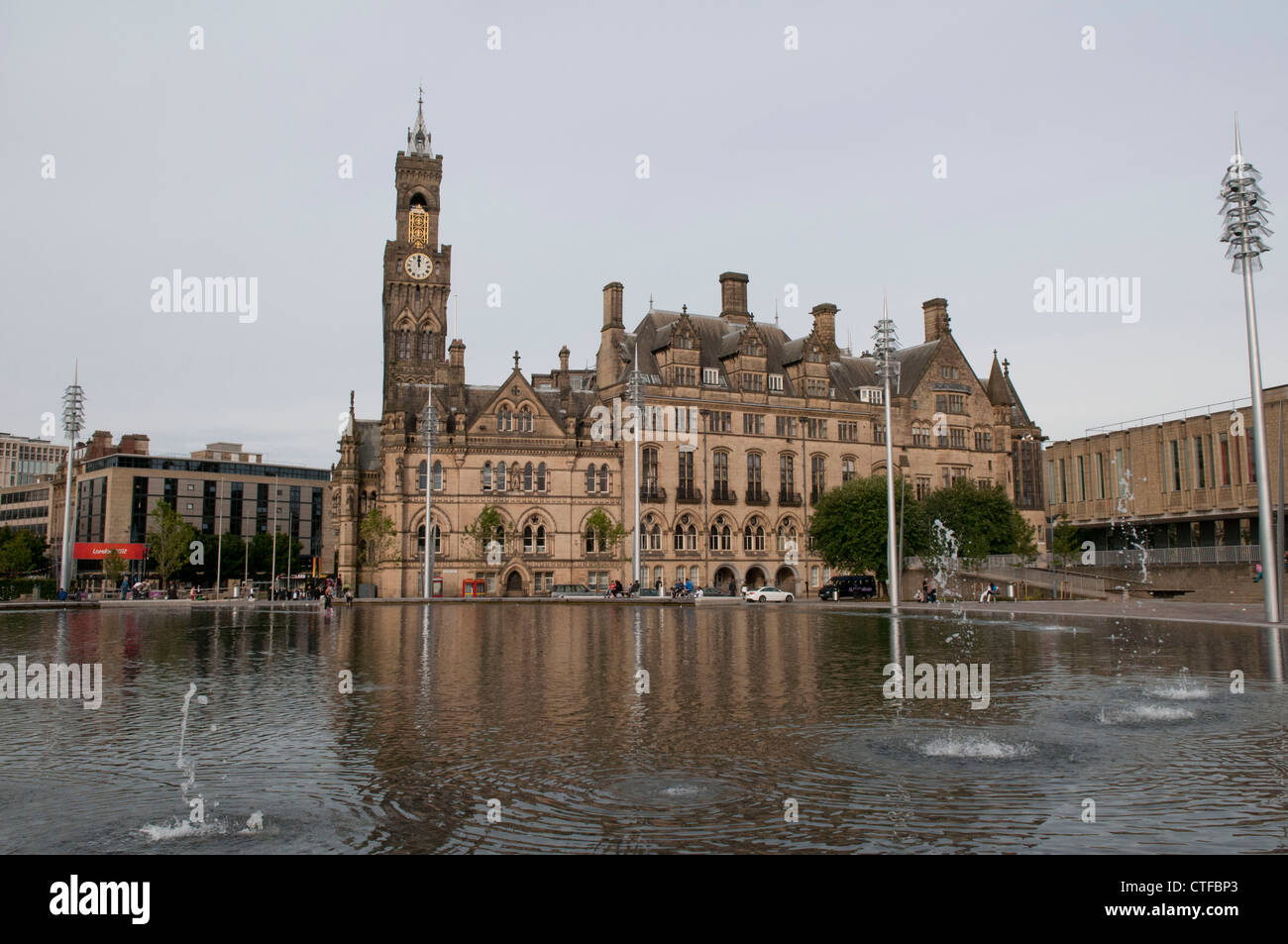 Bradford-Rathaus und Spiegel-Pool-Brunnen Stockfoto