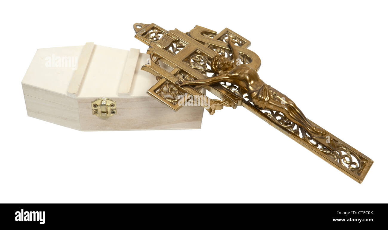 Eine Messing Kreuz Kruzifix auf einem hölzernen Sarg - Pfad enthalten Stockfoto