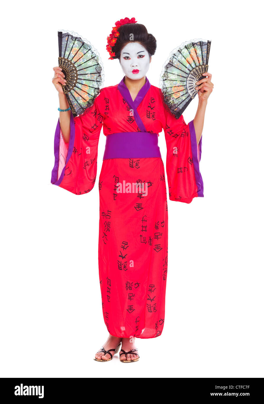 In voller Länge Portrait von Geisha mit Fans, die isoliert auf weiss Stockfoto