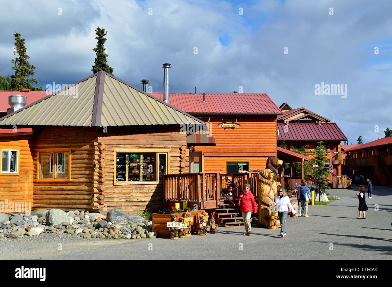 Geschäfte und Besucher in der Denali Princess Lodge. Alaska, USA. Stockfoto