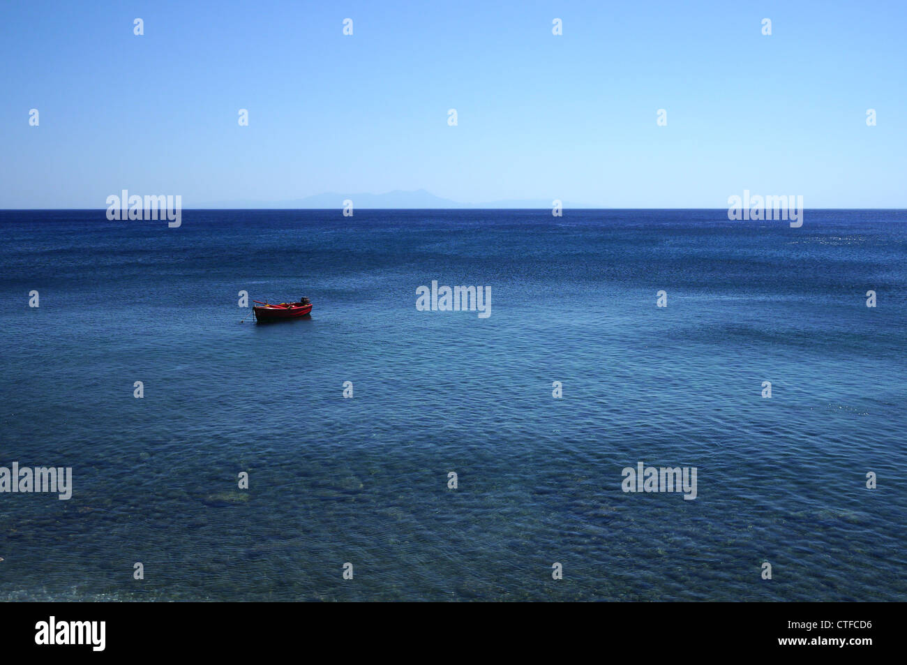 kleines Boot im Meer treiben Stockfoto