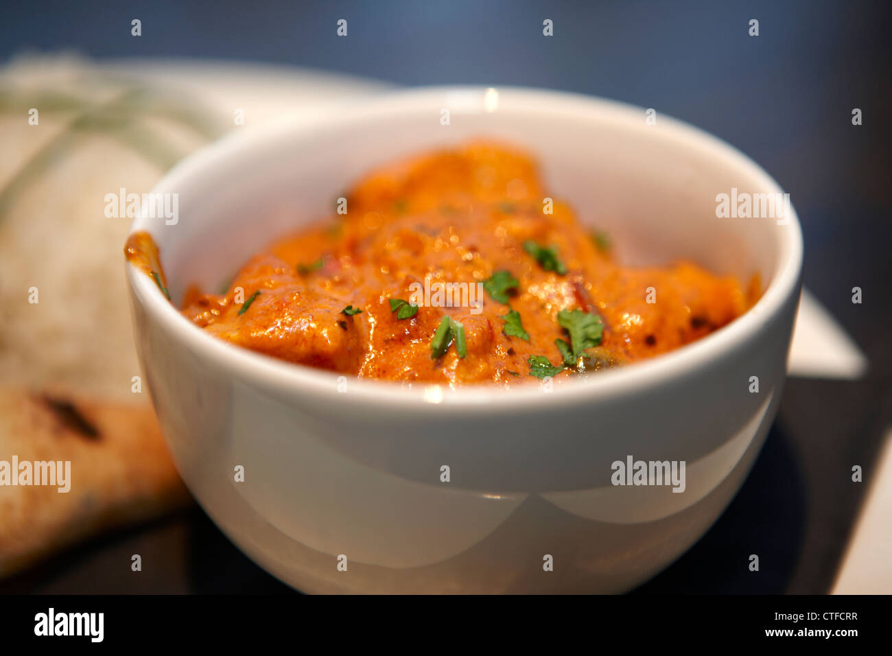 Chickencurry und Naan Brot mit Reis Stockfoto