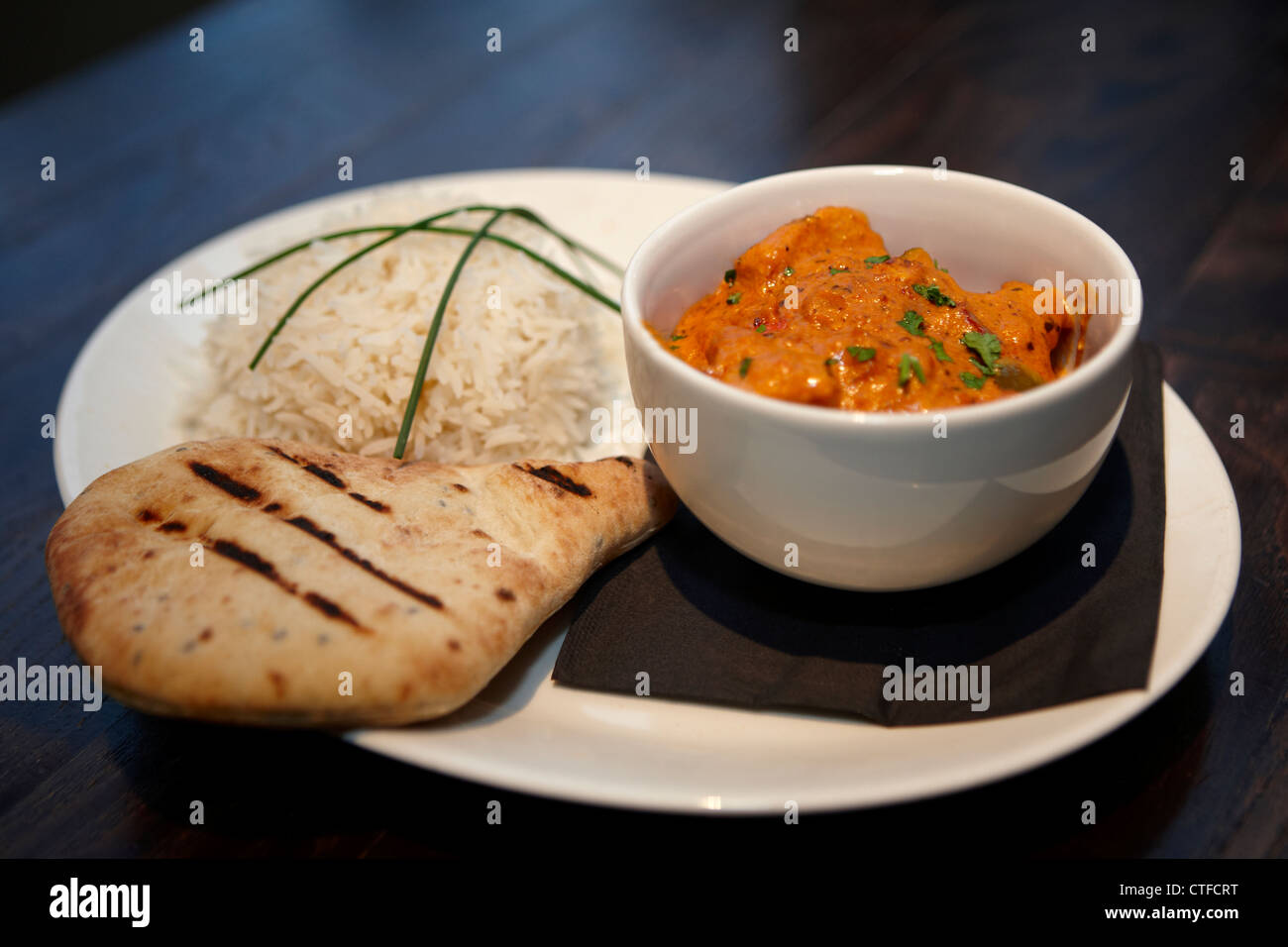 Chickencurry und Naan Brot mit Reis Stockfoto