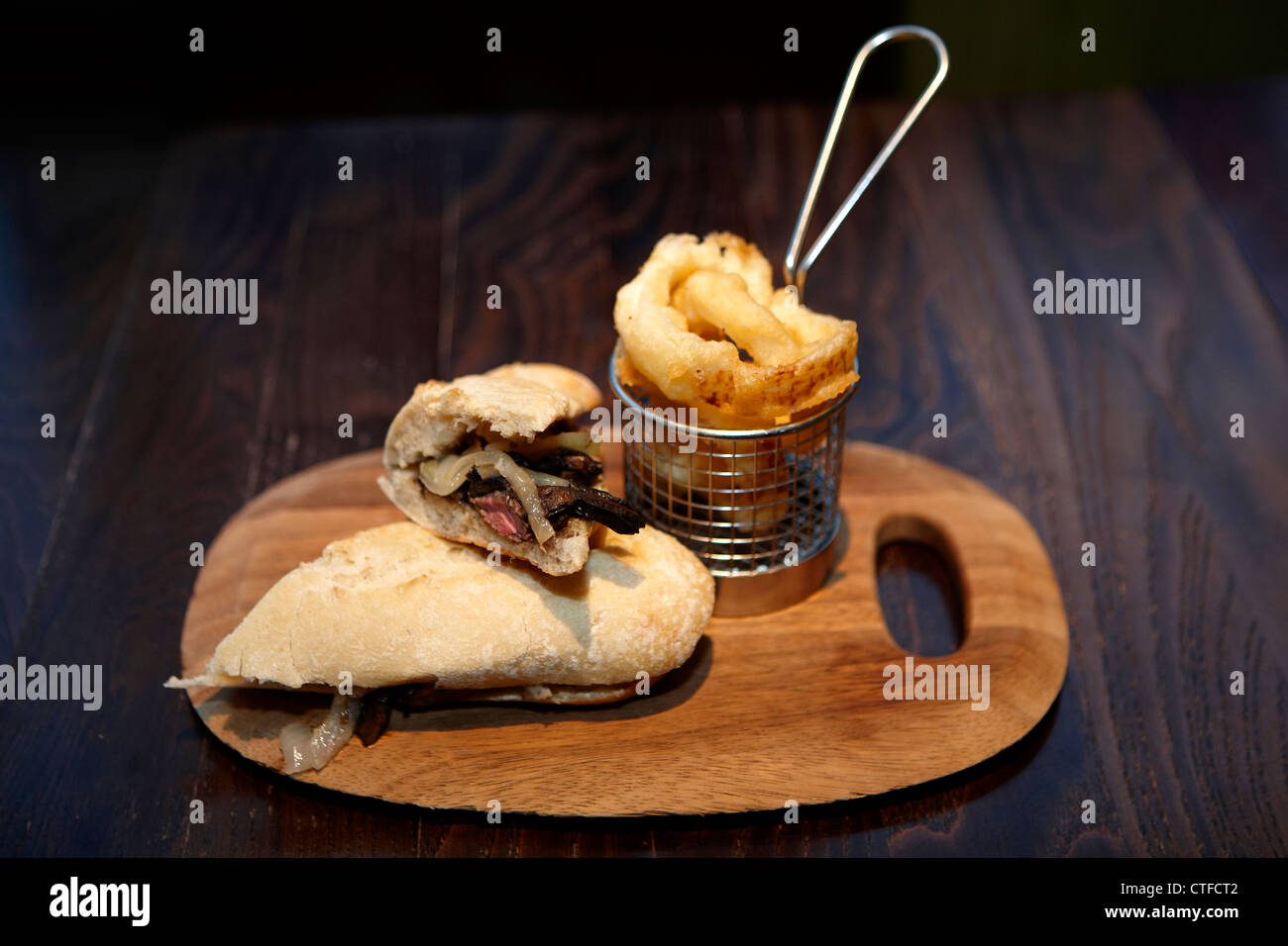 Heißen Roastbeef-Sandwich mit Zwiebelringen Stockfoto