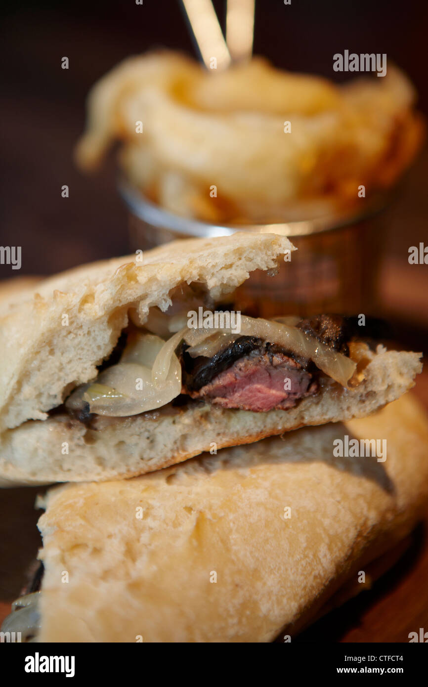 Heißen Roastbeef-Sandwich mit Zwiebelringen Stockfoto