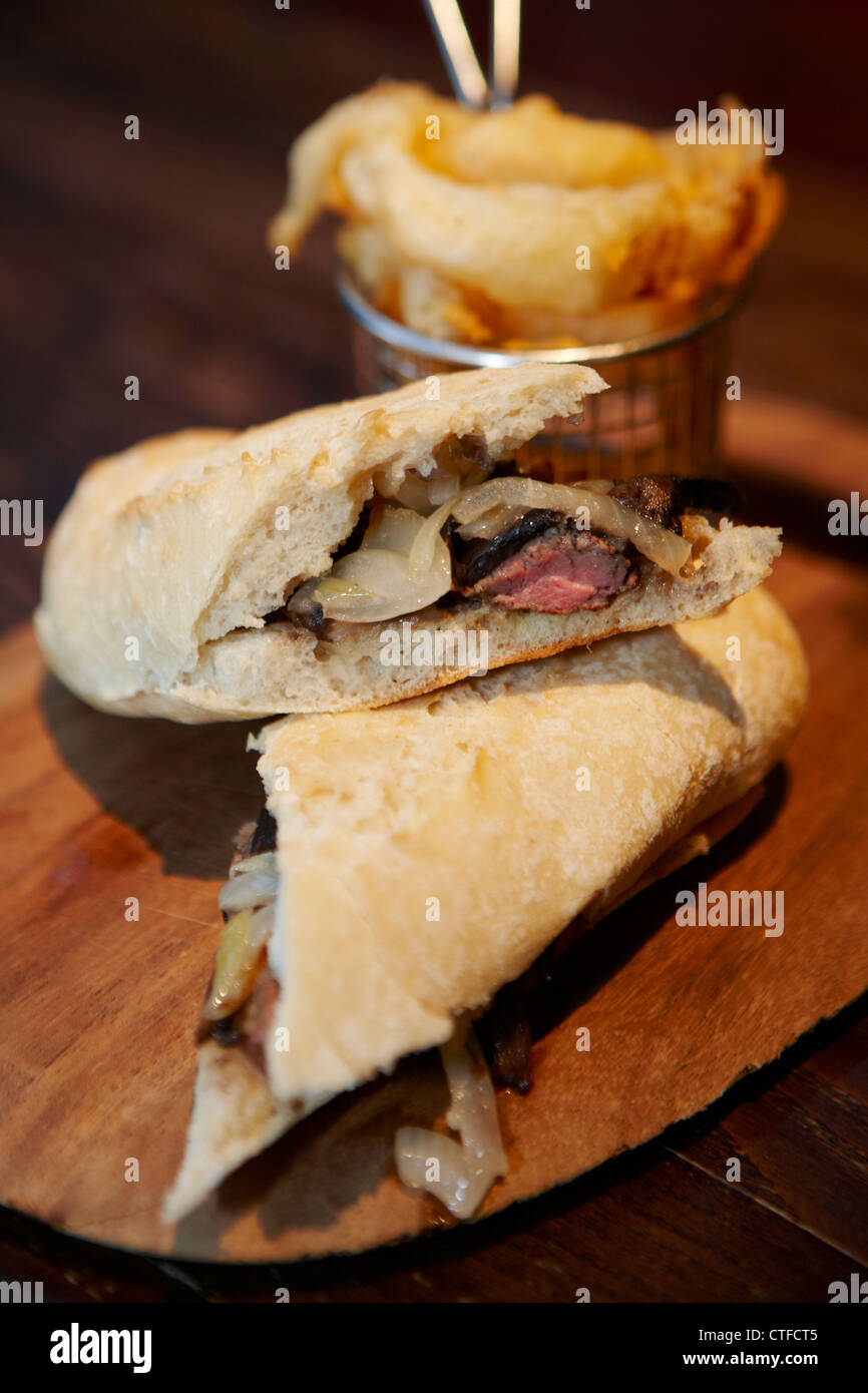 Heißen Roastbeef-Sandwich mit Zwiebelringen Stockfoto