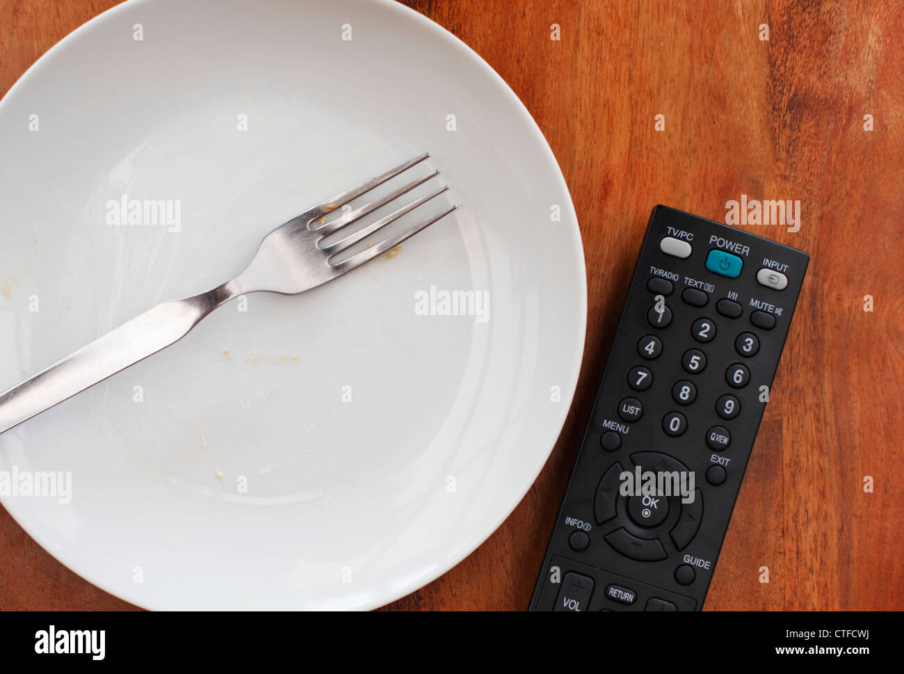 Convenience-Food gegessen vor dem Fernseher. Stockfoto