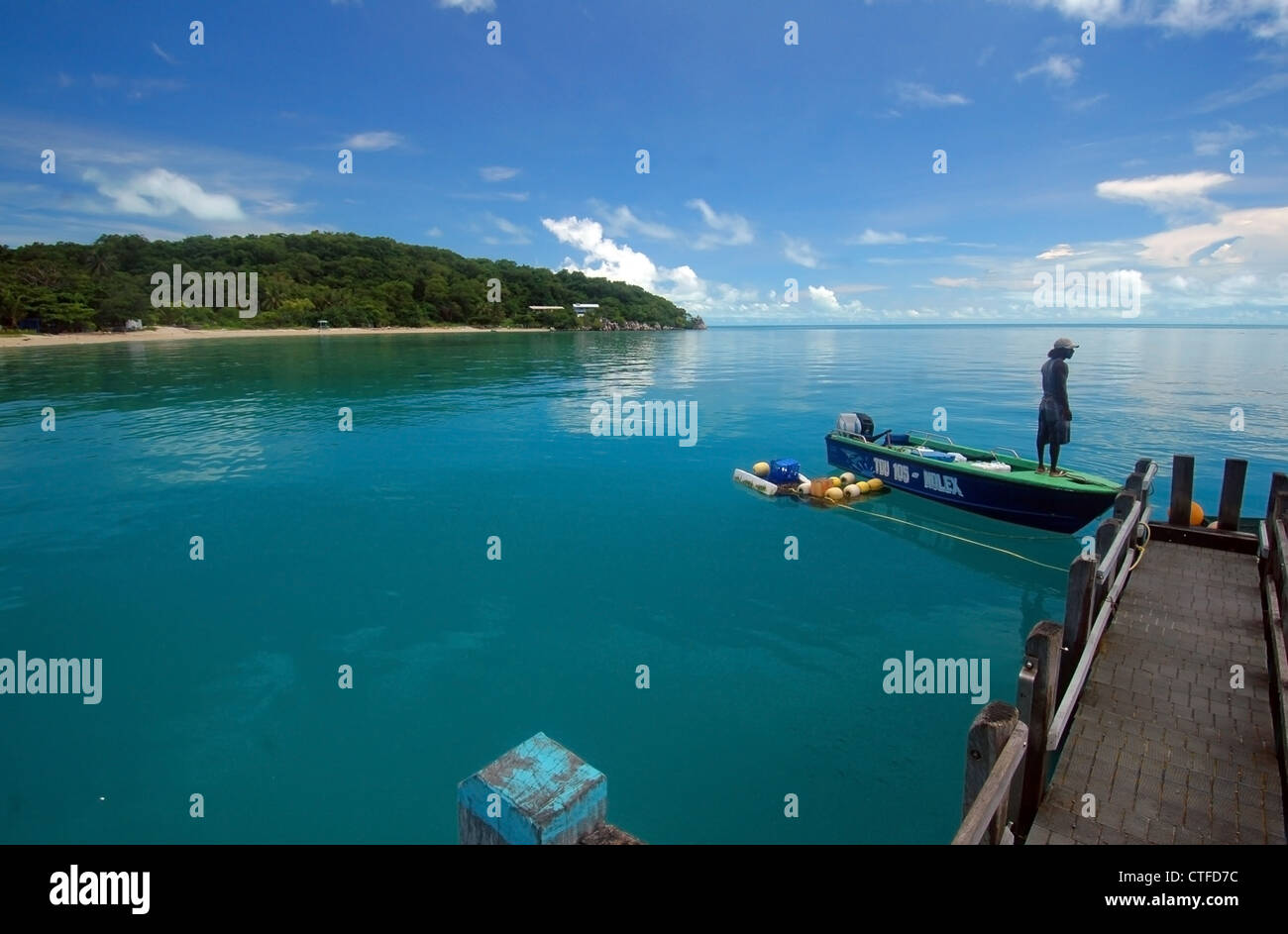 Mann im Boot am Steg, Iama Insel (aka Yam), zentrale Torres-Strait, Queensland, Australien. Weder Herr PR Stockfoto