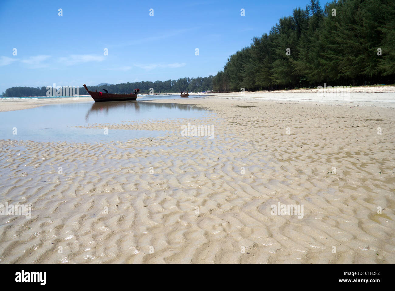 Boot auf dem Sand am Nai Yang Beach, Phuket, Thailand Stockfoto