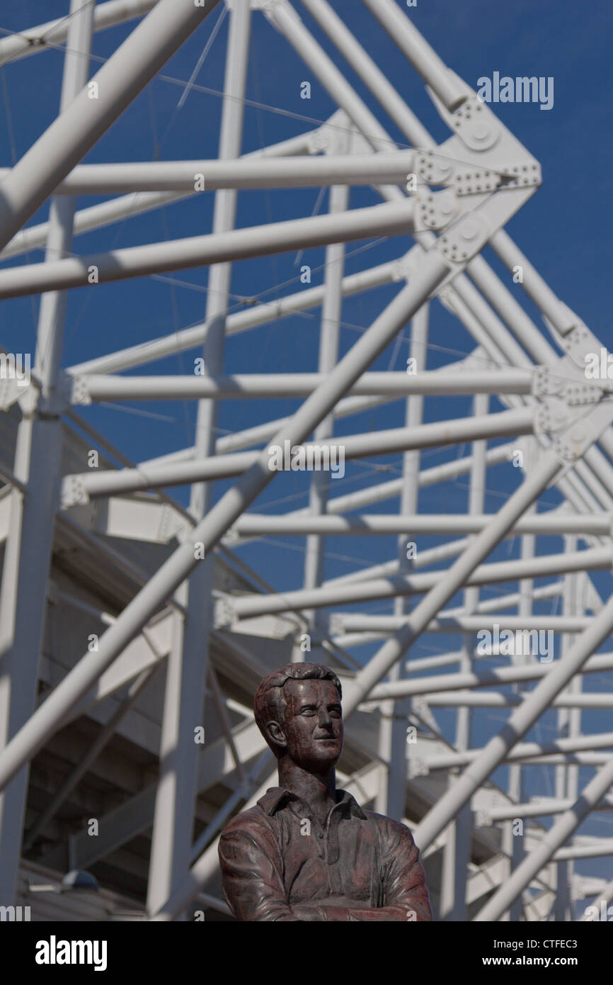Ivor Allchurch Statue im Liberty Stadium, Heimat des Ospreys Rugby-Team und die Schwäne, Swansea City FC Stockfoto