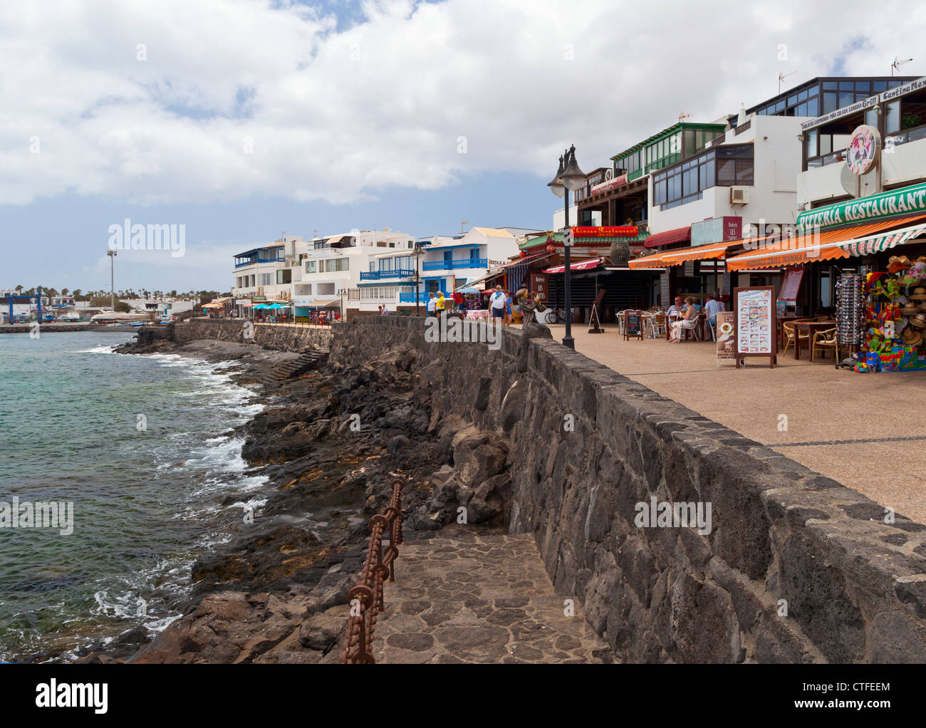 Geschäfte am Wasser vorne - Playa Blanca, Lanzarote, Kanarische Inseln, Spanien, Europa Stockfoto