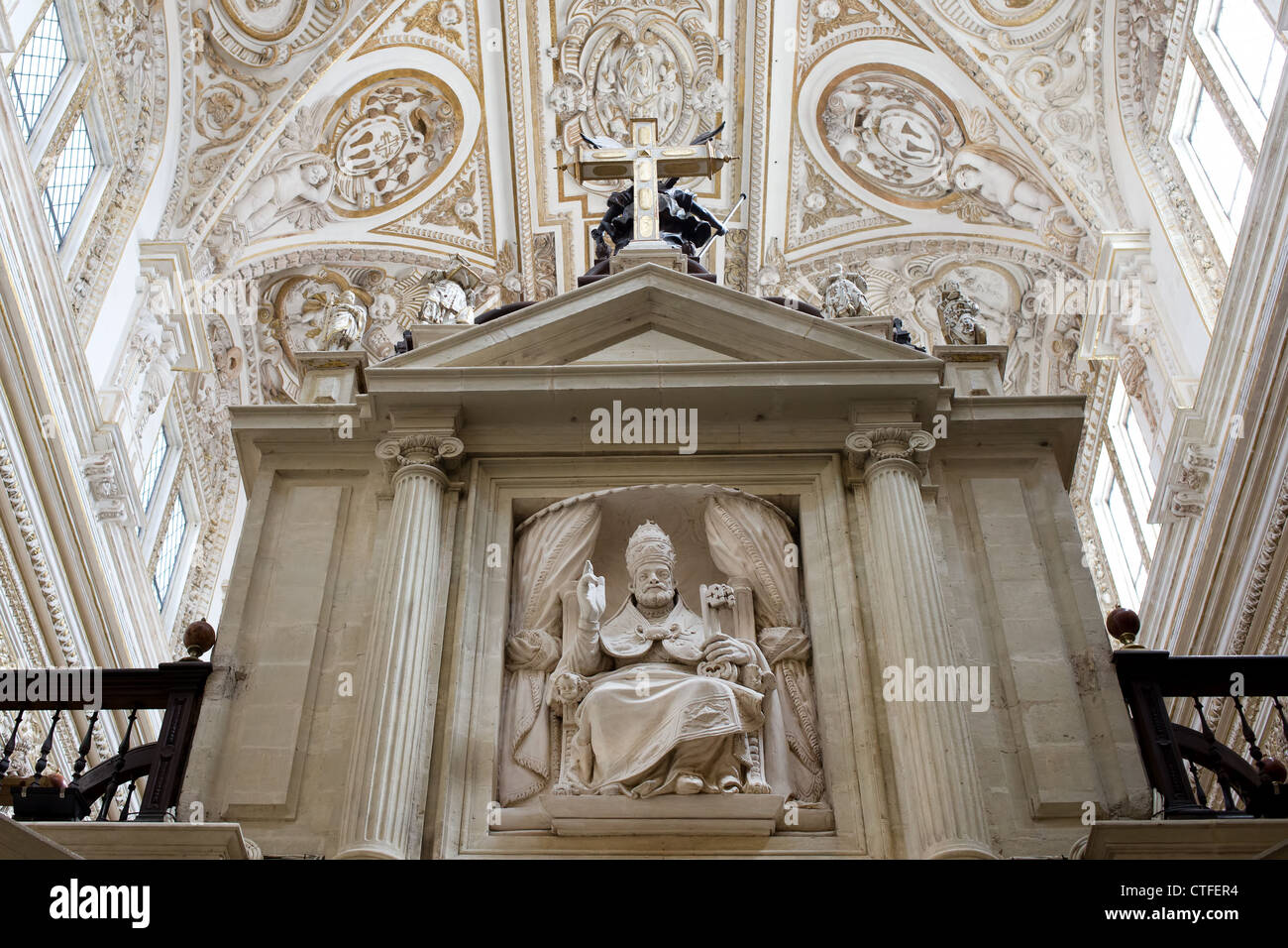 Bischof Betrieb Schlüssel Skulptur im Inneren der Kathedrale Mezquita in Córdoba, Andalusien, Spanien. Stockfoto