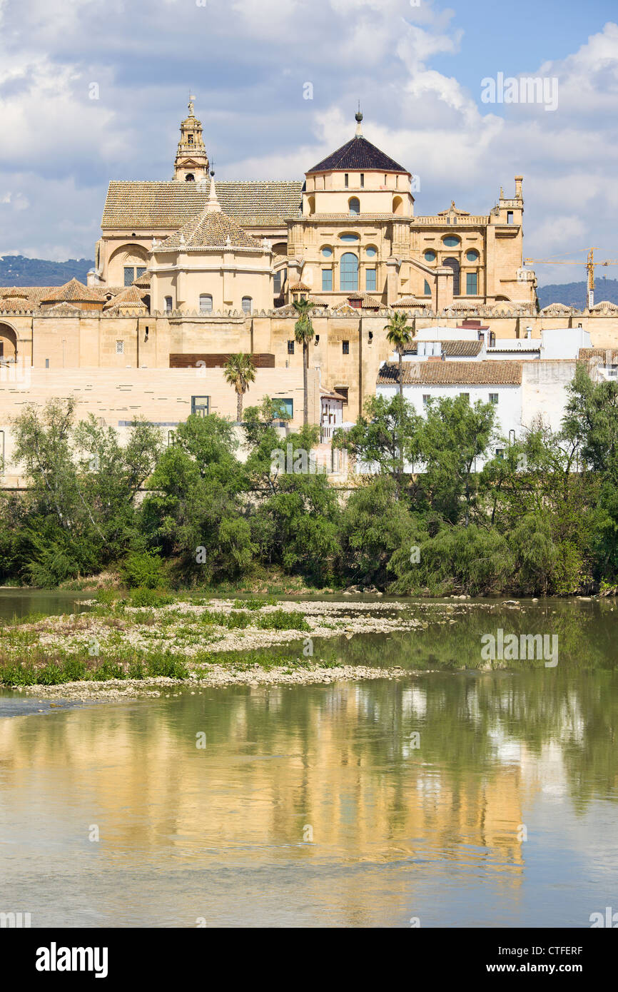 Mezquita-Kathedrale (die große Moschee) von dem Fluss Guadalquivir in Córdoba, Spanien, Andalusien. Stockfoto
