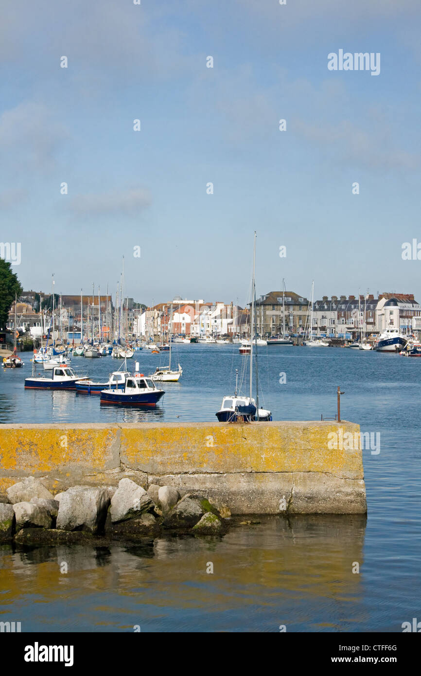 Weymouth Harbour, Dorset, gesehen vom steinernen Pier. Stockfoto