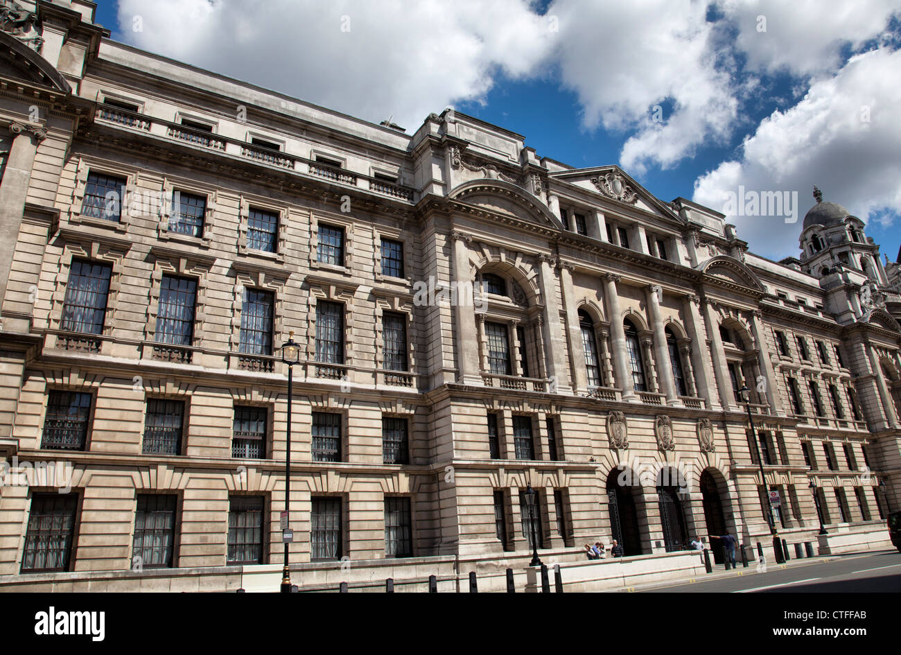 Ministerium der Verteidigung alten Krieg Bürogebäude auf Horse Guards Avenue aus Whitehall in London - UK Stockfoto