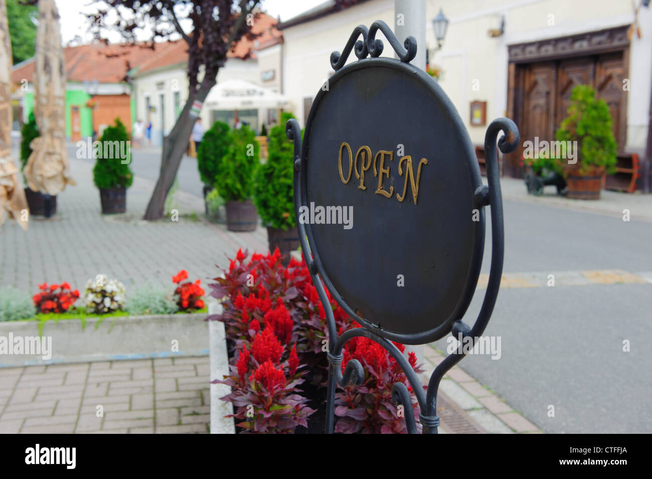 Schild "geöffnet" auf Gusseisen im Street Cafe Stockfoto