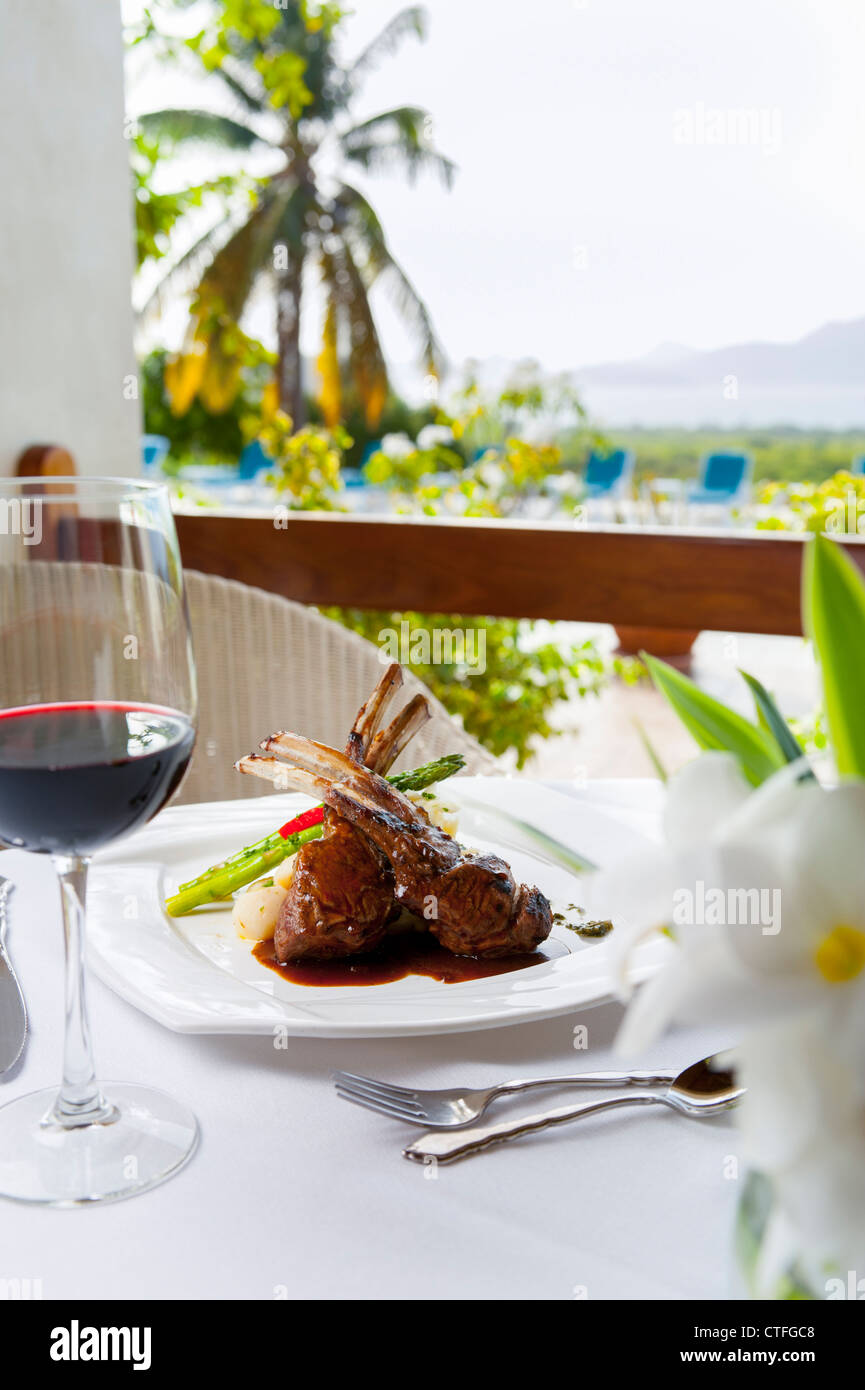 Essen - Rack mit Lamm - Caribbean - Mount Nevis Hotel - Speiserestaurant Stockfoto