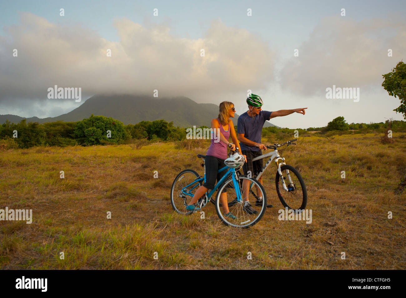 Karibik Antillen St. Kitts und Nevis weiße paar 30er Jahre Mountainbike-Touren in der Nähe von Mount Nevis Stockfoto